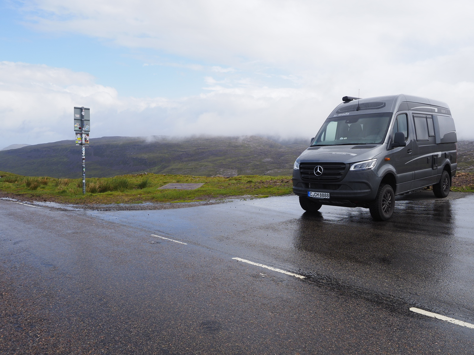 Stellplatz am Pass auf der Applcross Halbinsel Bealach na Bà bei Orkan Stärke 10